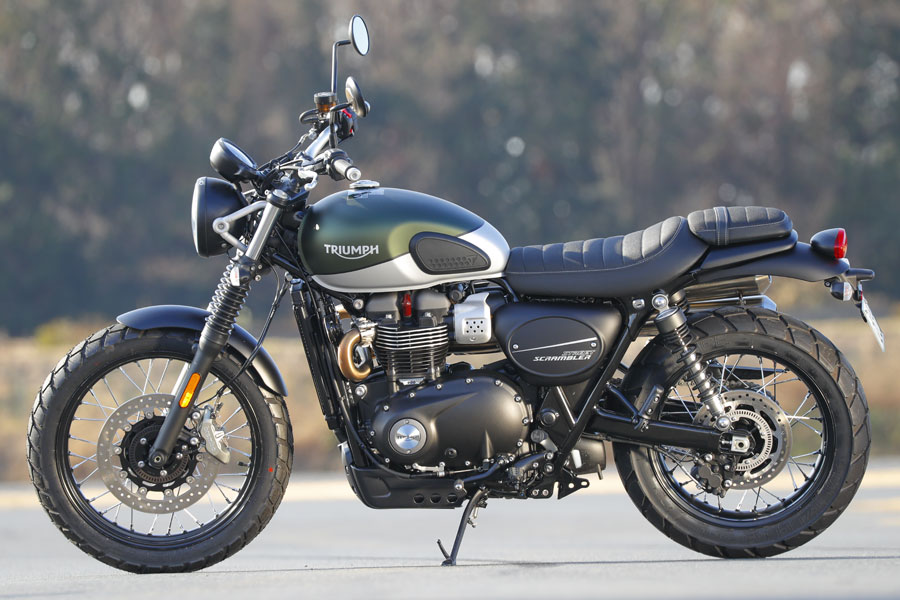 【STREET SCRAMBLER 900】ストリートツインの兄弟車となるスクランブラーは、悪路走破性を高めるべく、アップマフラーや19/17インチのスポークホイールなどを採用